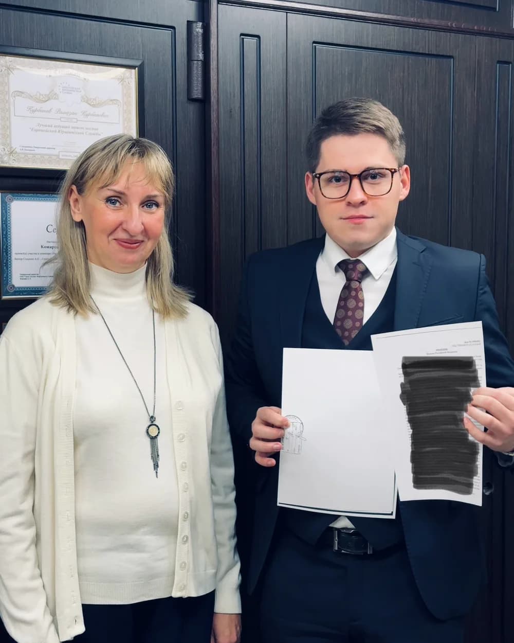 Адам Вячеславович разбирает документы вместе с клиенткой