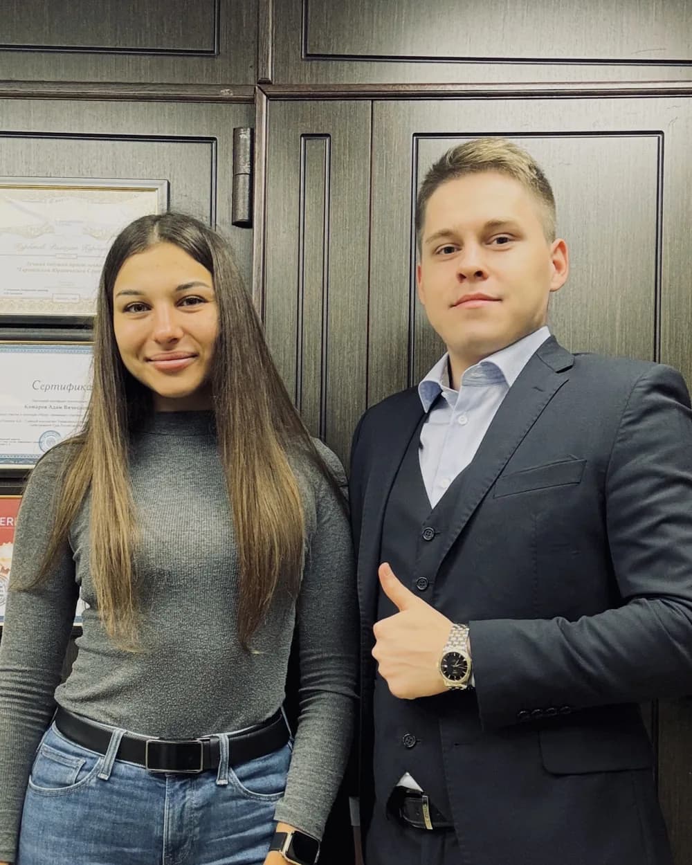 Адам Вячеславович с клиенткой в офисе